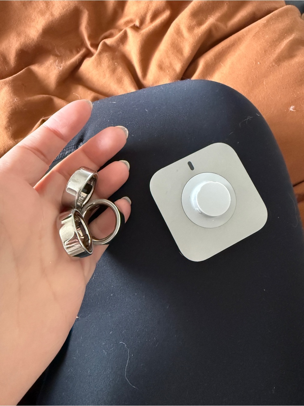 (3) size 7 oura rings with charging base